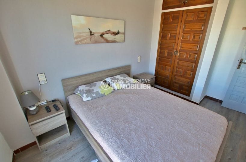 agence immobiliere costa brava: villa rénovée, première chambre avec lit double et placards