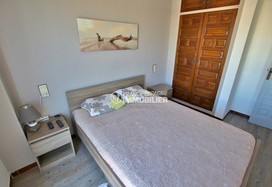 agence immobiliere costa brava: villa rénovée, première chambre avec lit double et placards