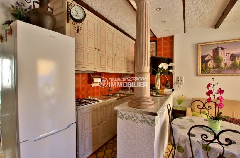 appartement a vendre costa brava, 47 m², cuisine américaine équipée avec des rangements