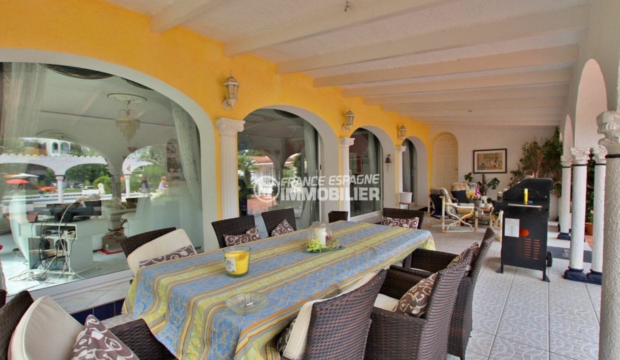maison a vendre espagne, proche plage, grande terrasse couverte coin détente et repas avec bbq 