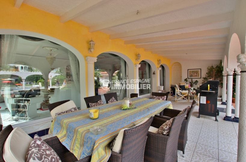 maison a vendre espagne, proche plage, grande terrasse couverte coin détente et repas avec bbq