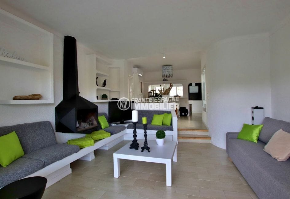 agence immobiliere costa brava: villa 94 m², grand salon / séjour avec cuisine ouverte coin repas