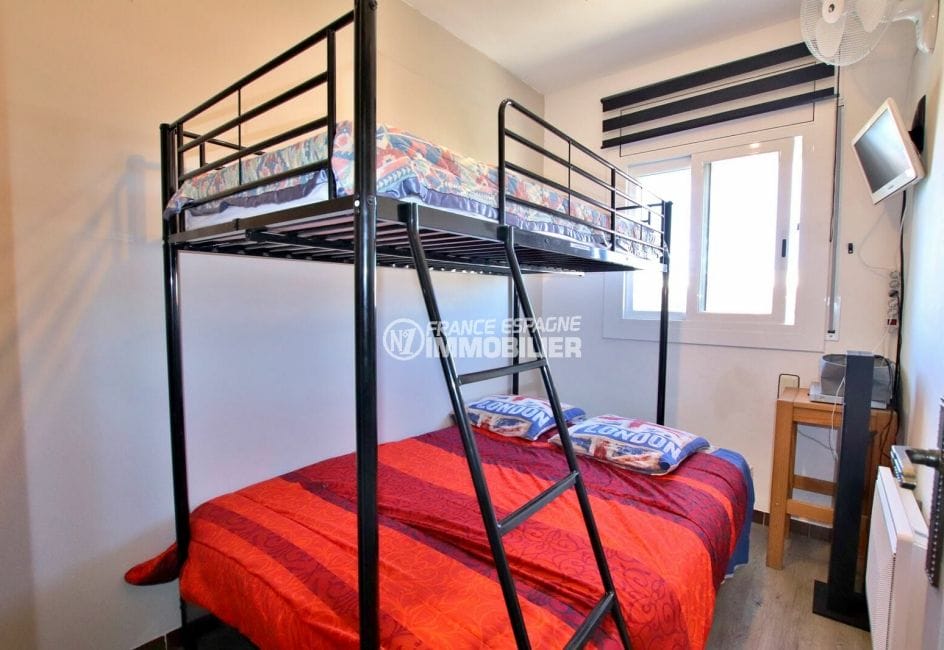 agence immobilière costa brava: villa 75 m², deuxième chambre avec lits superposés