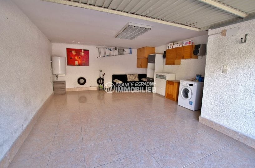 immocenter roses: villa secteur résidentiel, garage de 25 m² avec rangements