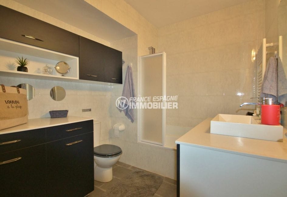 roses espagne: appartement 88 m², salle de bains avec baignoire, vasque, wc et rangements