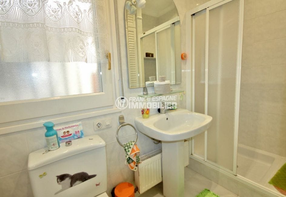 agence empuriabrava: villa 104 m², salle d'eau avec cabine de douche, lavabo et wc