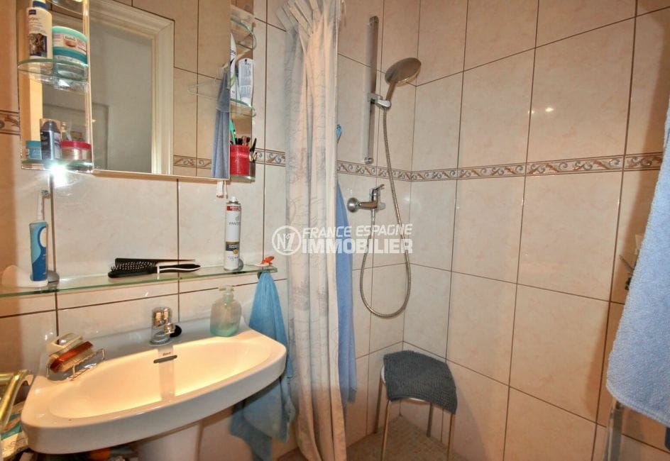 agence immo empuriabrava: villa 171 m², salle d'eau avec douche et lavabo
