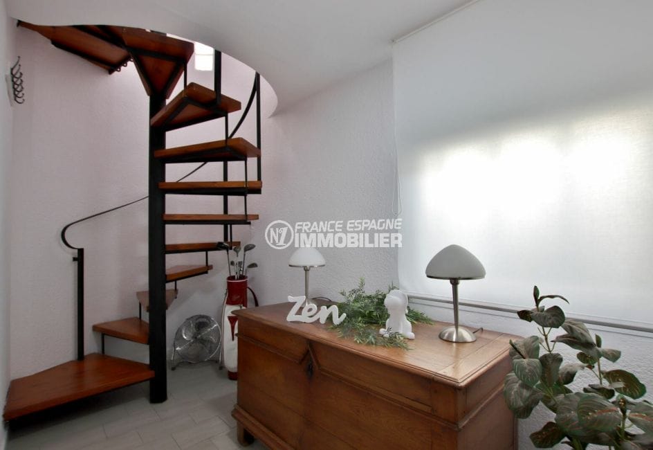agence empuriabrava: villa 94 m², couloir avec escaliers qui dessert les autres pièces