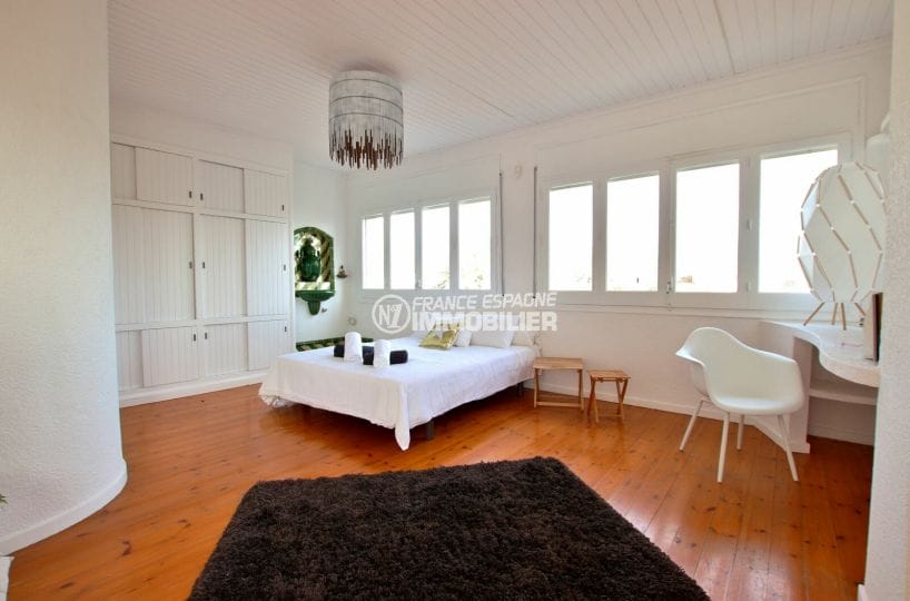vente villa empuriabrava, garage, chambre 1 lumineuse avec lit double et placards
