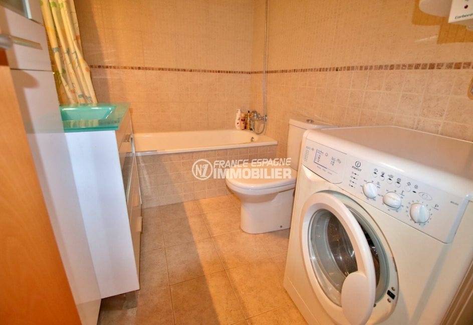 immo center rosas: appartement 49 m², salle de bains avec baignoire, vasque et wc