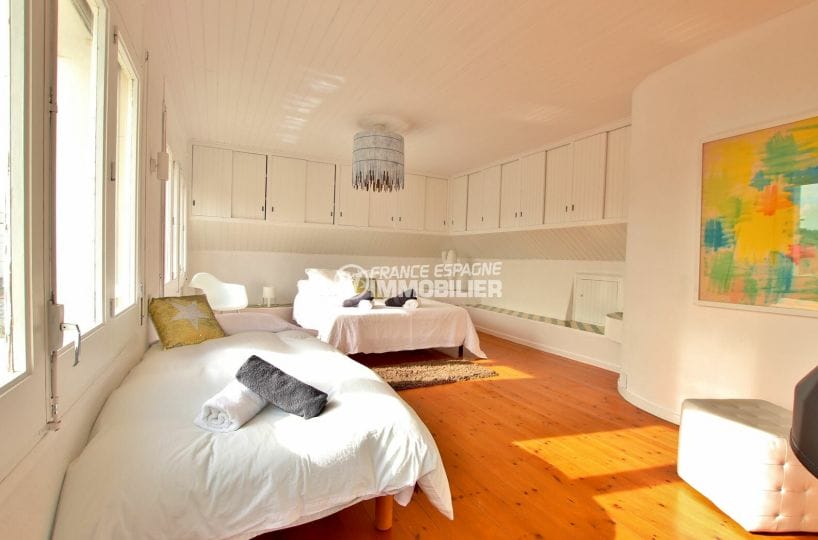 agence immobiliere francaise empuriabrava: villa 94 m², chambre lumineuse avec rangements