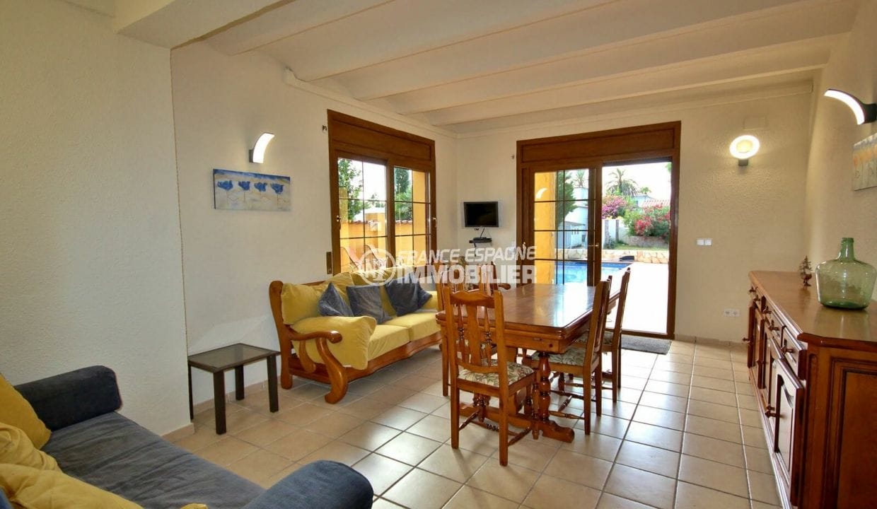 vente immobilière costa brava: villa 170 m², salon / séjour au rez de chaussée accès piscine