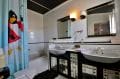 empuriabrava vente maison avec amarre, vue canal, deuxième salle de bains avec double vasque et wc