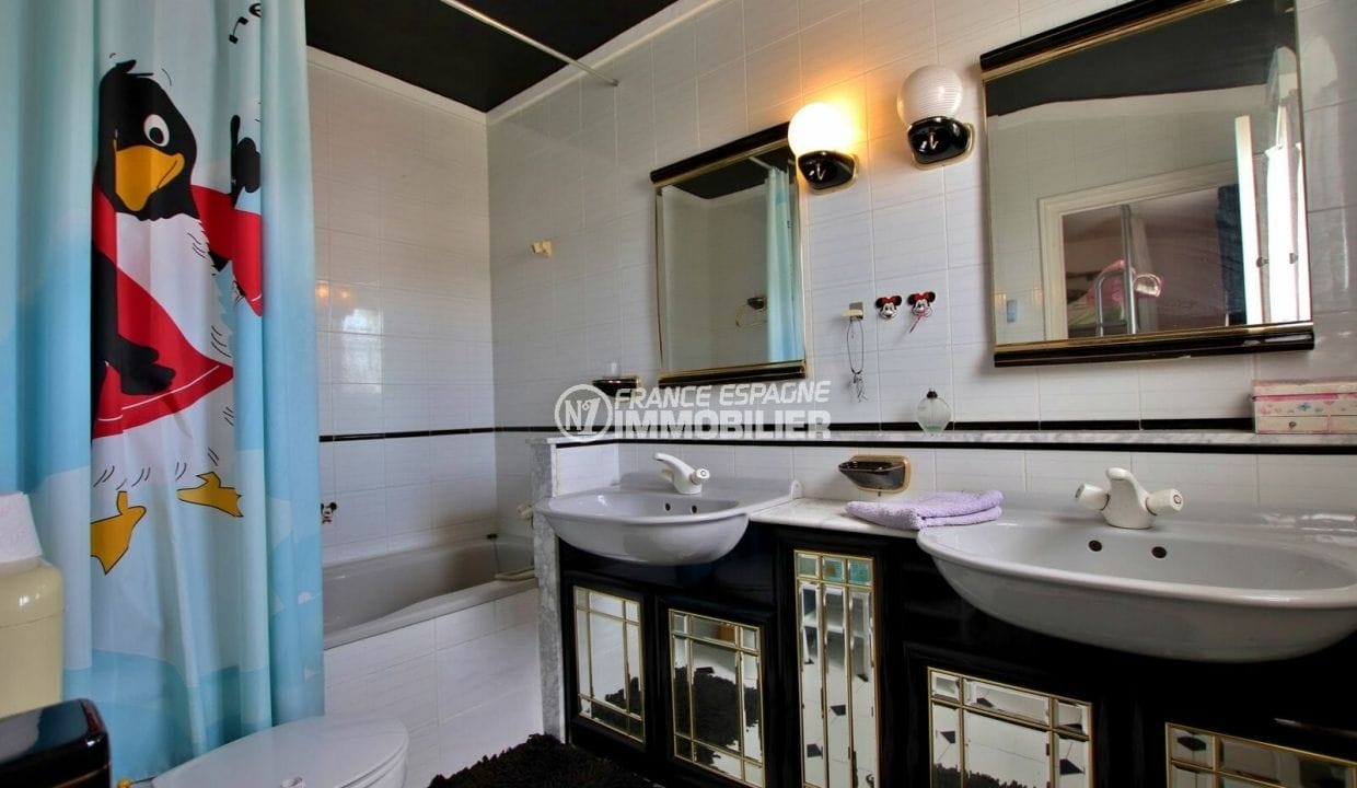 empuriabrava vente maison avec amarre,  vue canal, deuxième salle de bains avec double vasque et wc