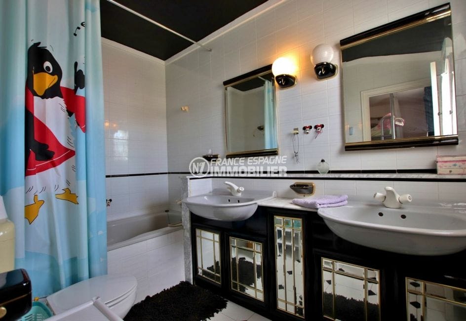 empuriabrava vente maison avec amarre, vue canal, deuxième salle de bains avec double vasque et wc