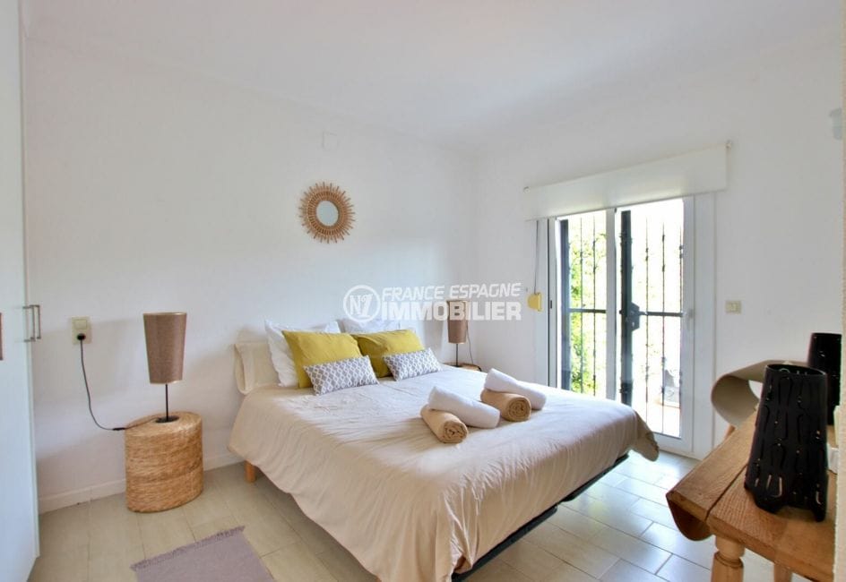agence immobiliere costa brava espagne: villa 94 m², chambre 4 avec lit double et placards