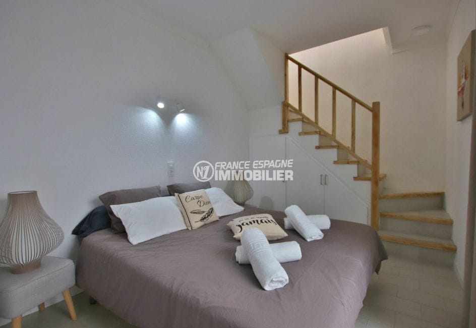 vente immobiliere costa brava: villa94 m², chambre 5 avec lit double et escaliers
