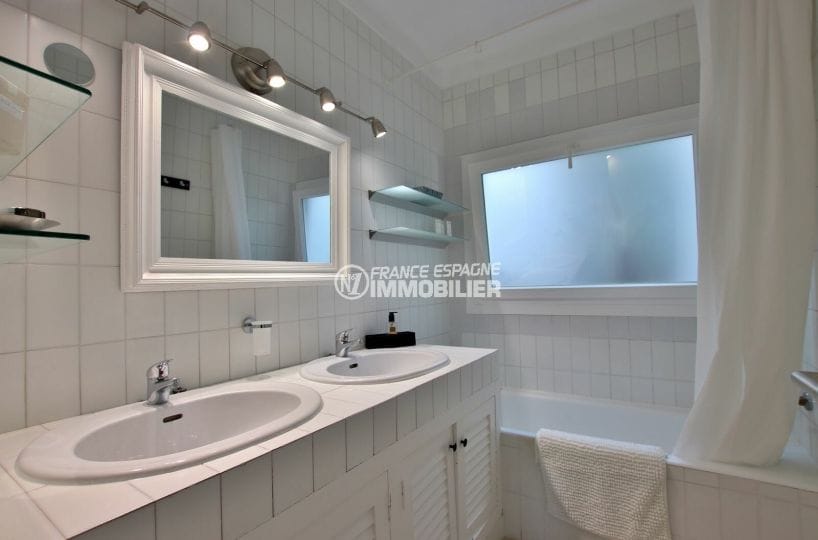 vente immobilière costa brava: villa proche plage, deuxième salle de bains avec double vasque