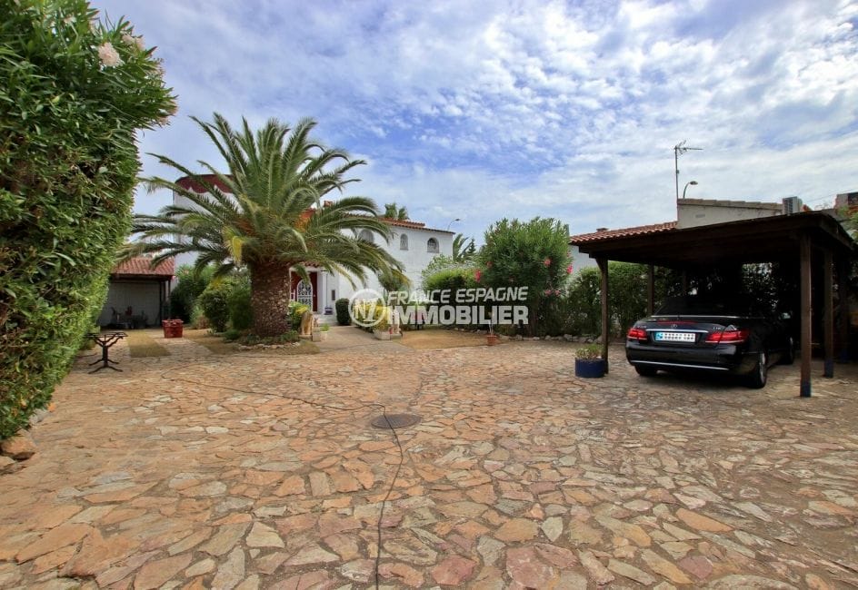 costa brava immobilier: villa 544 m², terrain de 1715 m² avec cour intérieure parking voitures