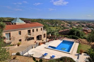 immo roses: villa avec beaucoupo de charmes en pierre, piscine et garage