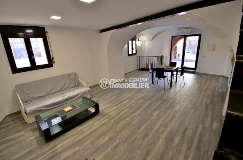 agence immobiliere costa brava espagne: villa 91 m², salon / séjour spacieux avec accès terrasse patio