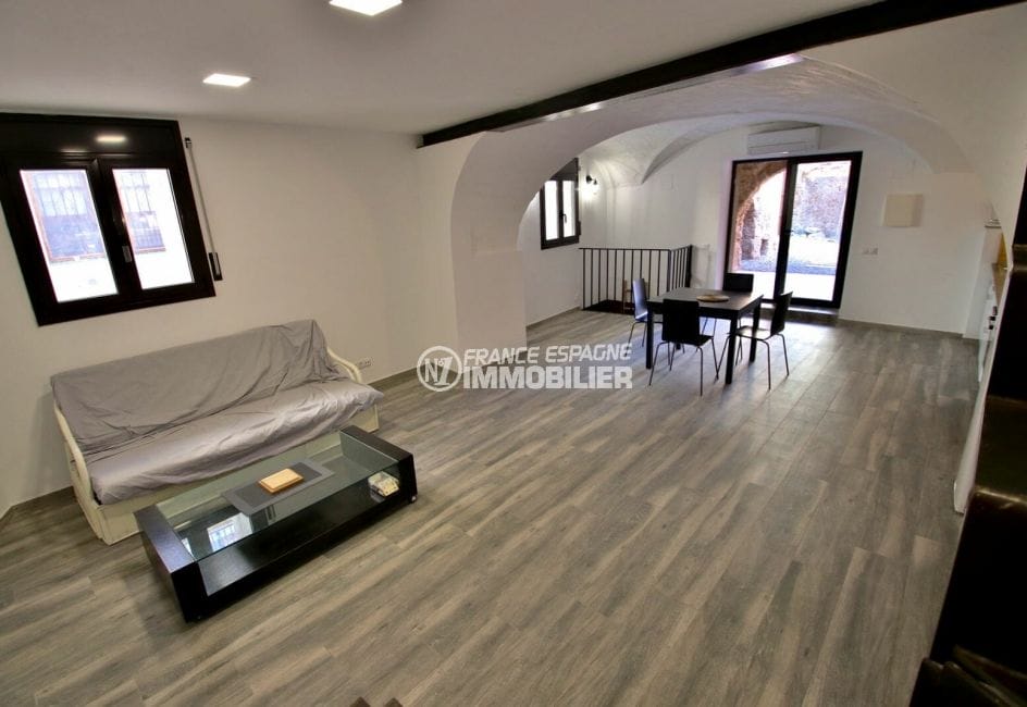 agence immobiliere costa brava espagne: villa 91 m², salon / séjour spacieux avec accès terrasse patio