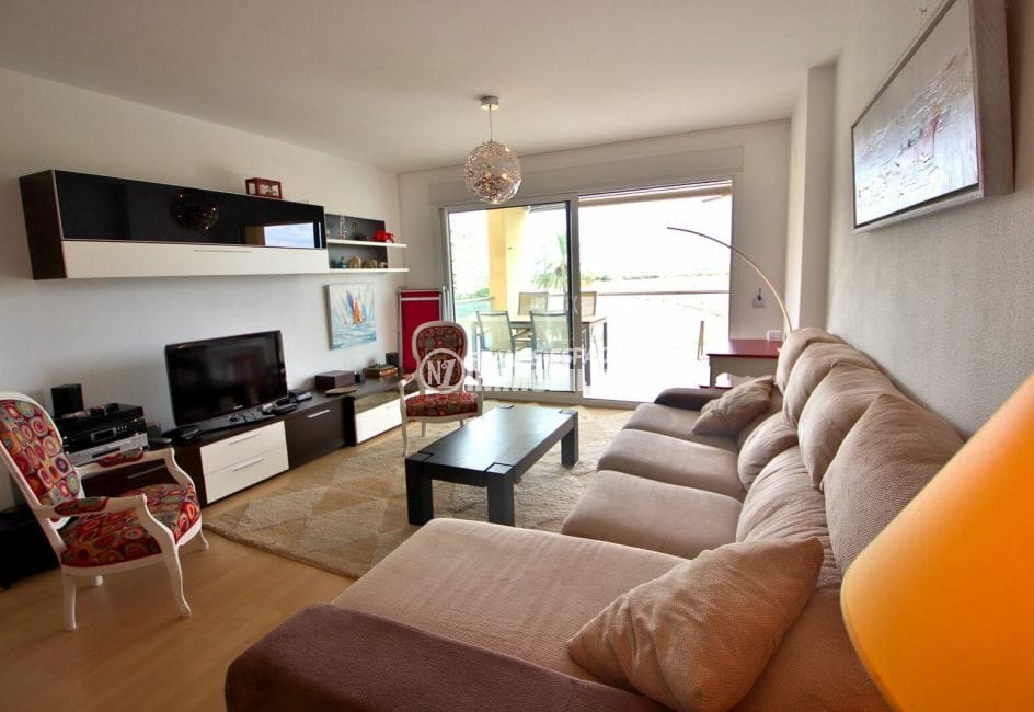 immobilier espagne rosas: appartement 80 m², salon / séjour avec accès terrasse vue canal