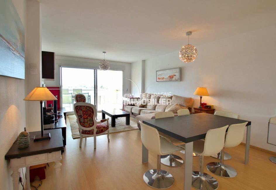 roses espagne: appartement 80 m², salon / séjour lumineux avec rangements