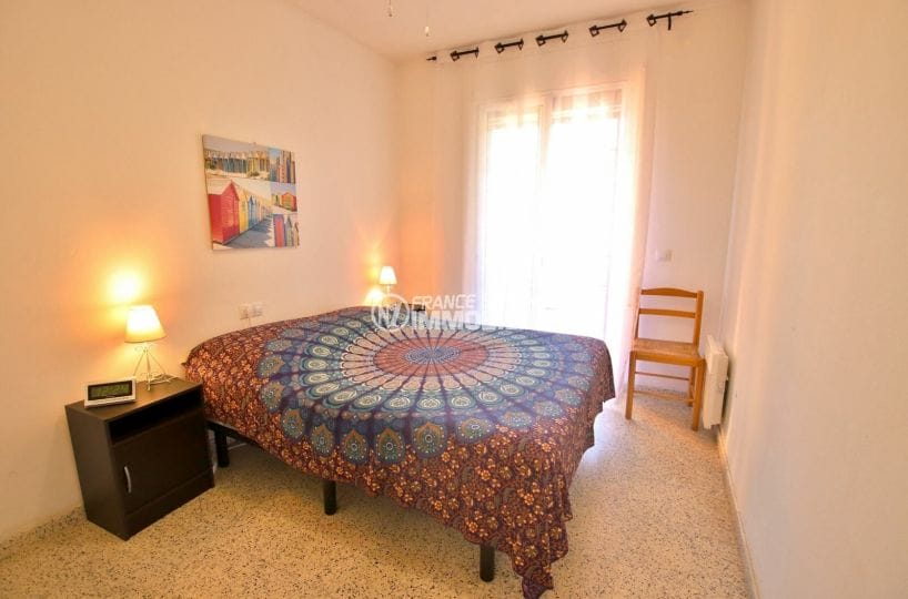 agence immobilière roses: appartement proche plage, première chambre avec lit double