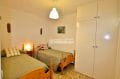 immo empuriabrava: villa 60 m², deuxième chambre avec deux lits simples et rangements