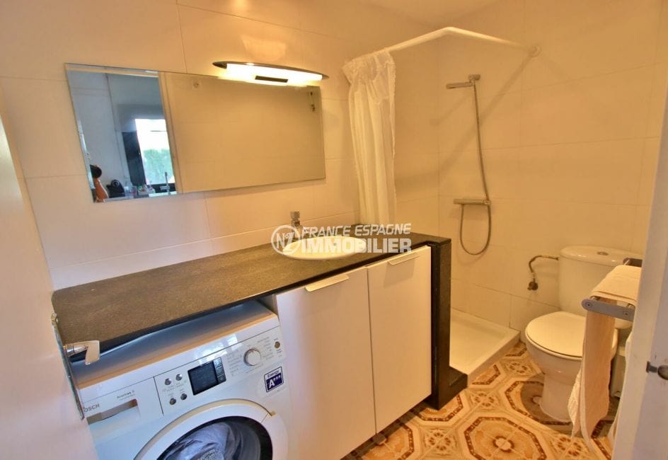 agence immobilière costa brava: villa 60 m², salle d'eau avec douche, lavabo et wc