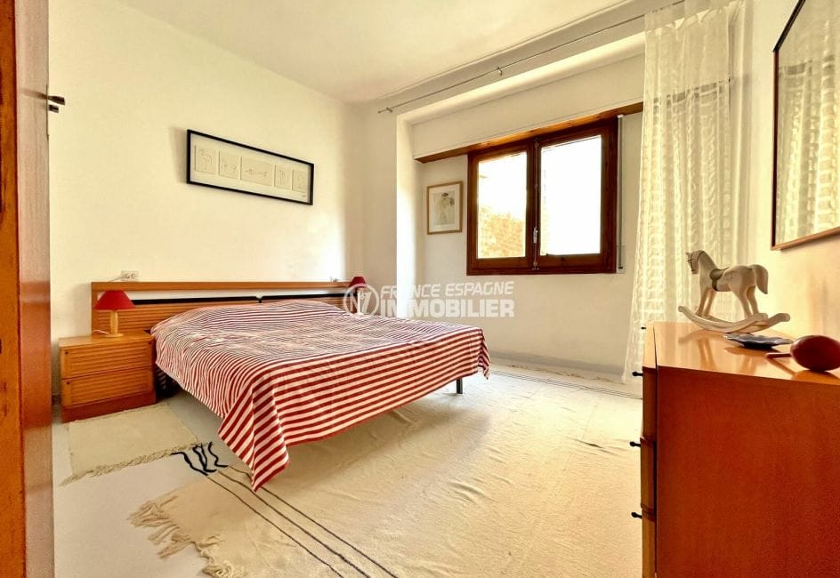 achat rosas espagne: villa 109 m², chambre 3 avec lit double et rangements