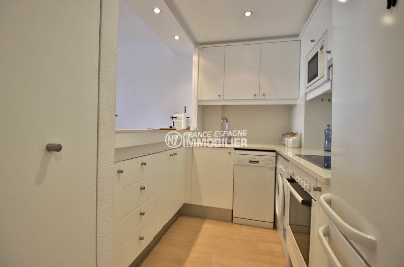 agence immobilière roses: appartement 80 m², cuisine semi ouverte équipée avec rangements