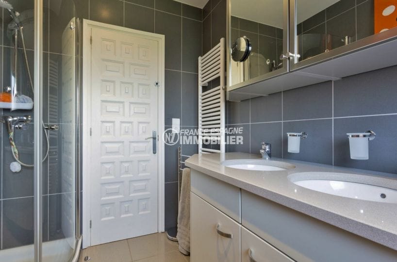 immo empuriabrava: villa 165 m², salle d'eau avec douche, double vasque et wc