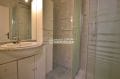 agence immobiliere costa brava: appartement 50 m², salle d'eau avec cabine de douche et vasque