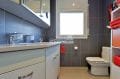 empuriabrava immobilier: villa 165 m², salle d'eau avec double vasque, wc et rangements