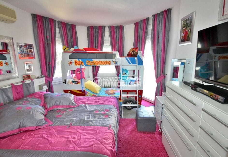 agence immobiliere costa brava: villa 165 m², deuxième chambre avec lit double et lit enfant