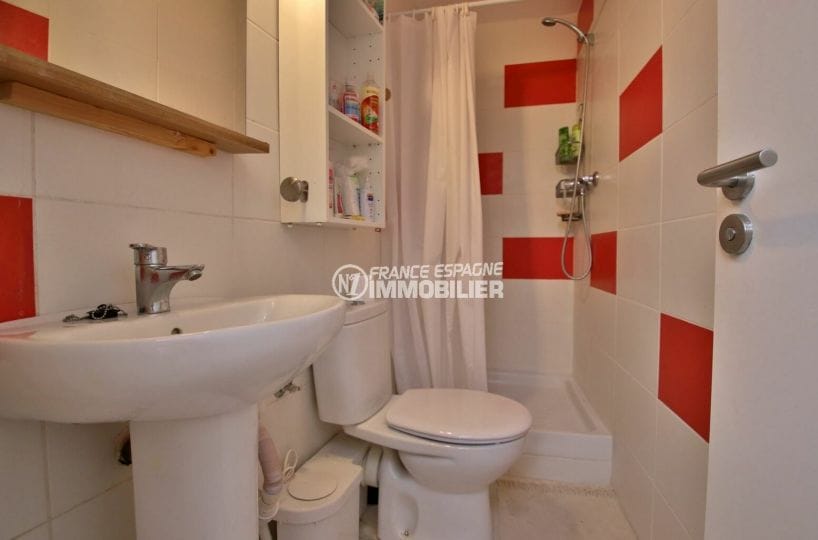 immobilier espagne roses: villa 109 m², salle d'eau avec douche, lavabo et wc
