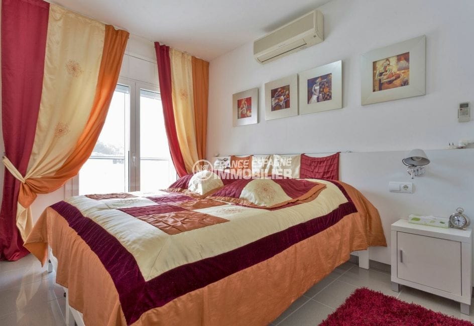 agence immobiliere empuriabrava espagne: villa 165 m², troisième chambre lumineuse avec lit double