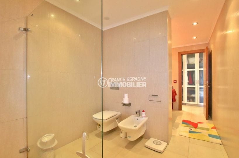 immobilier rosas espagne vente: villa 500 m², salle d'eau suite parentale avec douche, bidet et wc