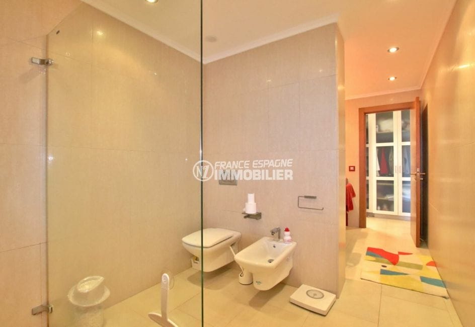 immobilier rosas espagne vente: villa 500 m², salle d'eau suite parentale avec douche, bidet et wc