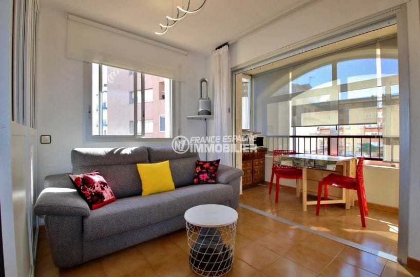 immo roses: appartement 28 m², pièce principale lumineuse avec terrasse véranda