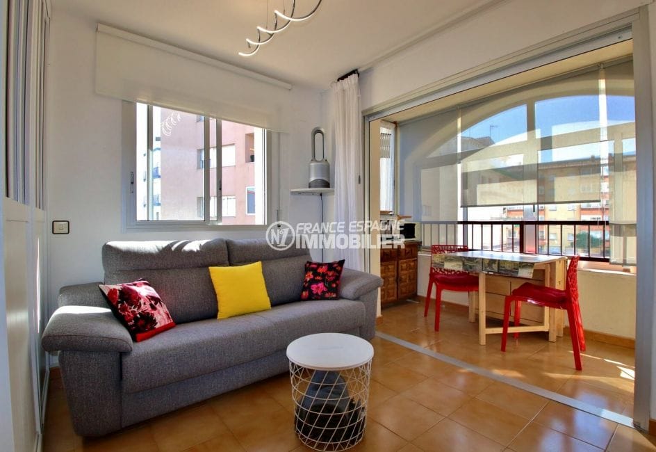 immo roses: appartement 28 m², pièce principale lumineuse avec terrasse véranda