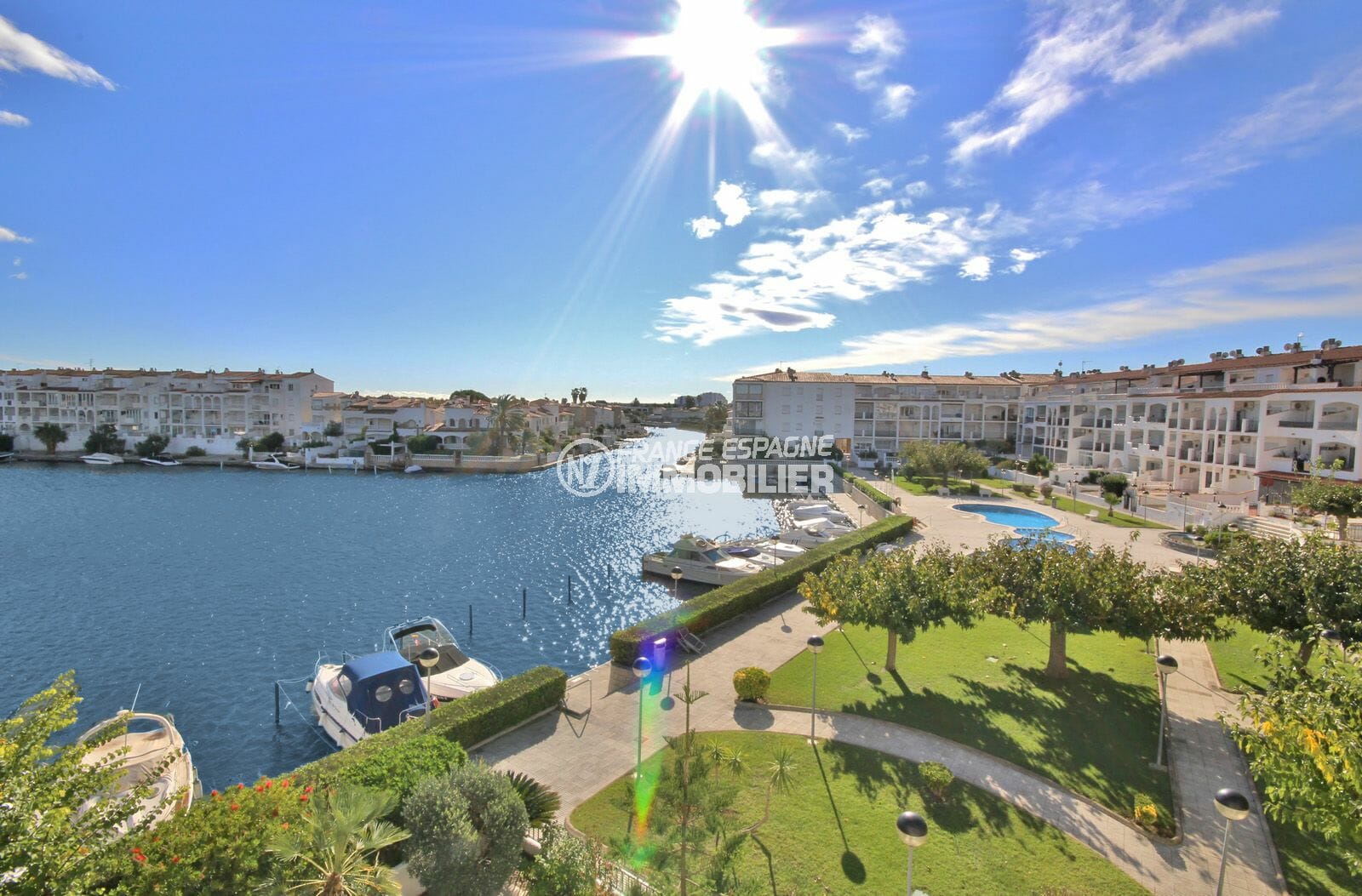 appartement a vendre empuriabrava, belle vue canal, piscine et parking, proche plage