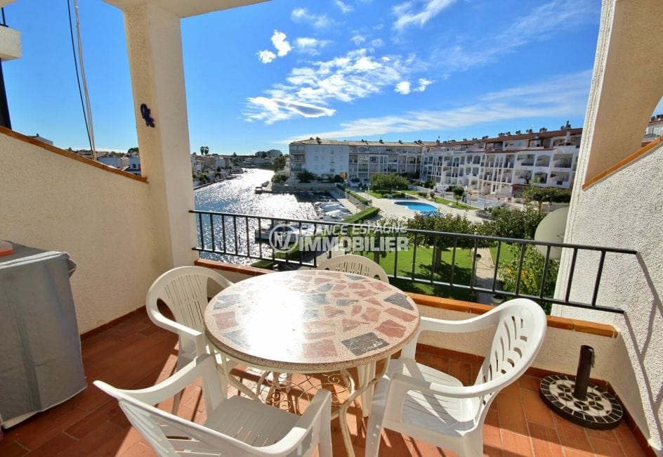 agence empuriabrava, vend appartement 53 m² + parking, aperçu de la terrasse avec jolie vue canal