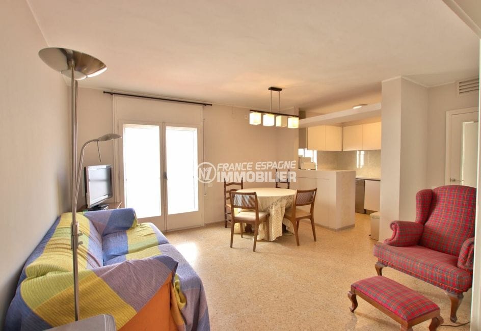 agence immobiliere costa brava: villa 99 m², salon / séjour avec cuisine ouverte accès terrasse
