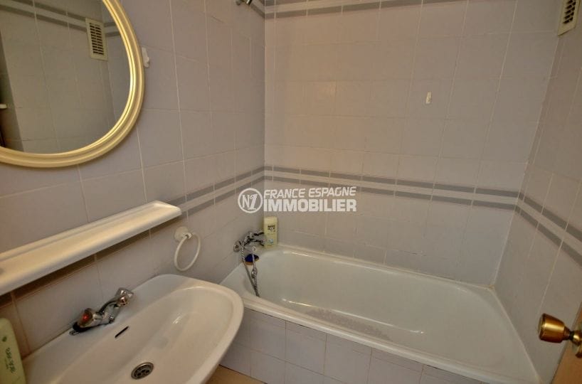 agence immobiliere costa brava: appartement 30 m², salle de bains avec baignoire et lavabo