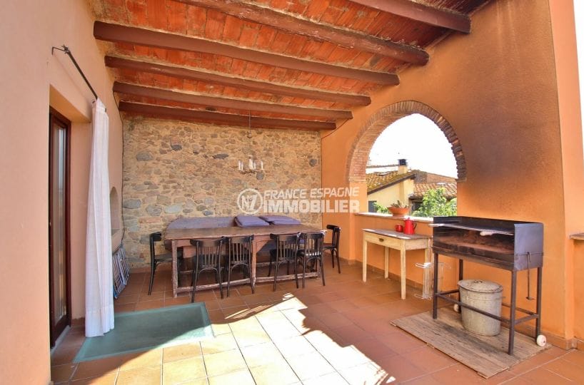 maison a vendre espagne costa brava, mas catalan, terrasse couverte avec coin repas et barbecue