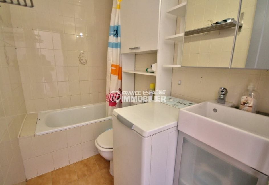 appartement a empuriabrava, 38 m², salle de bains avec baignoire, vasque et wc