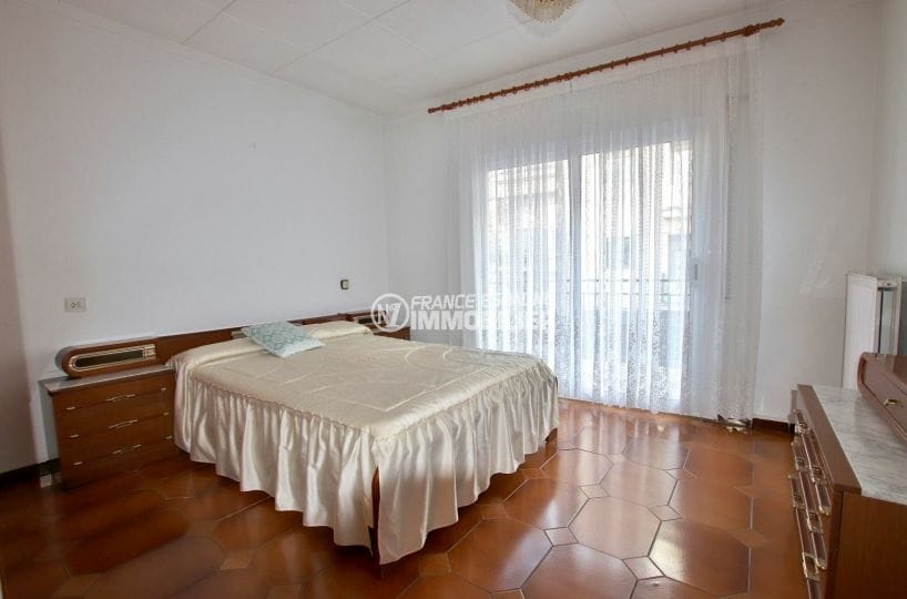 roses immobilier: villa 260 m², première chambre avec lit double accès terrasse